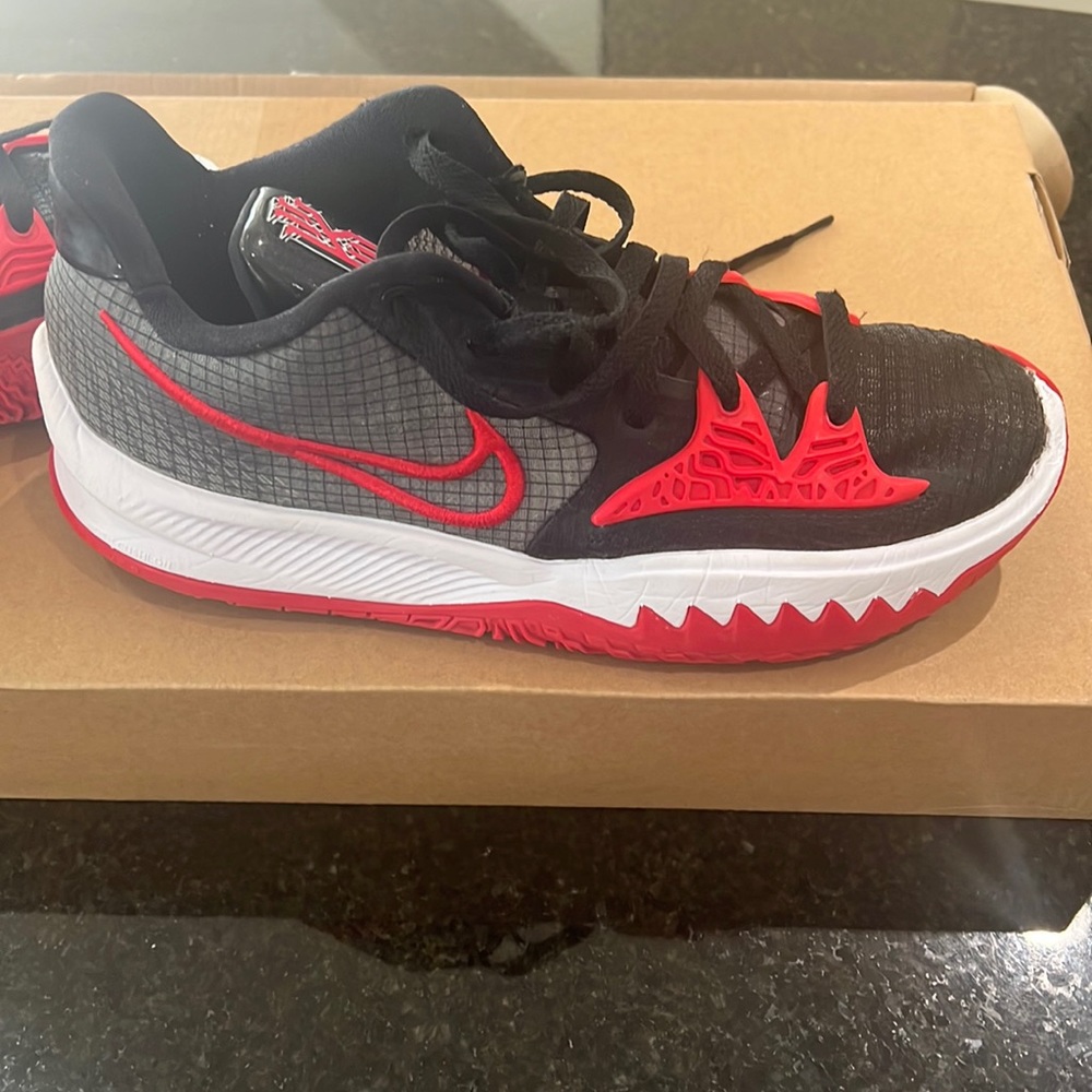 Kyrie low top basketball shoes size 8.5 men’s.